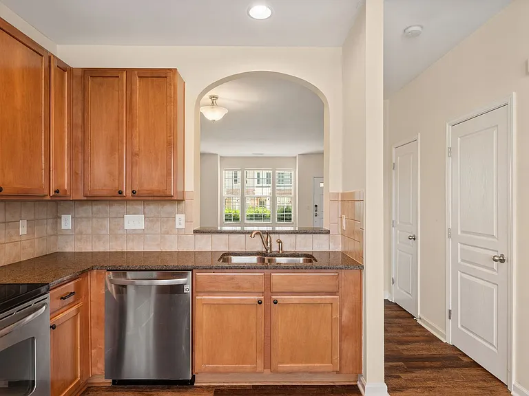 605 Cupola Dr — Photo 8