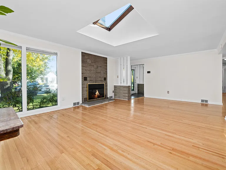 326 Cadman Dr — Photo 4