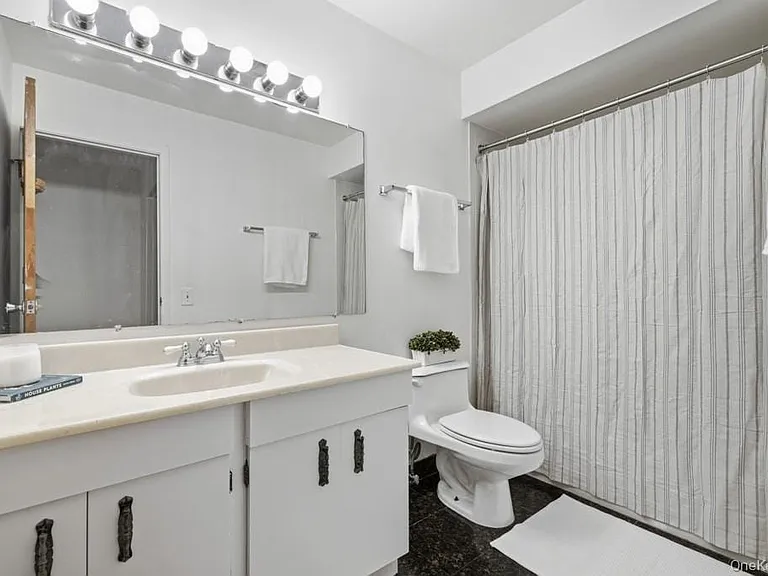 359 N Greeley Ave — Photo 17