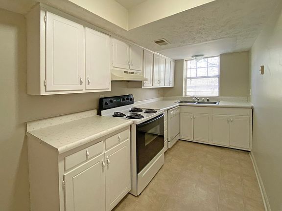 2nd image of 2009 Cambridge Dr #3