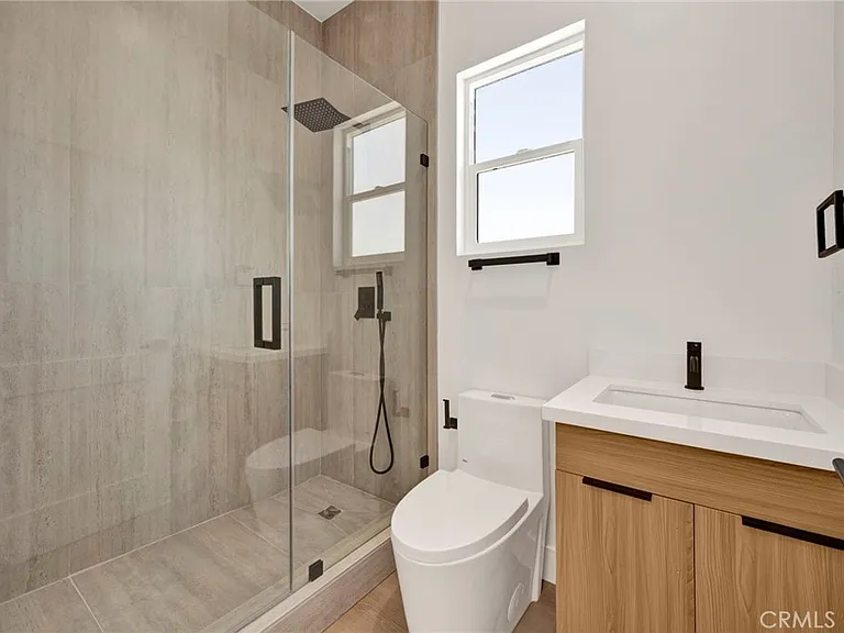 6734 1/2 Gentry Ave — Photo 10
