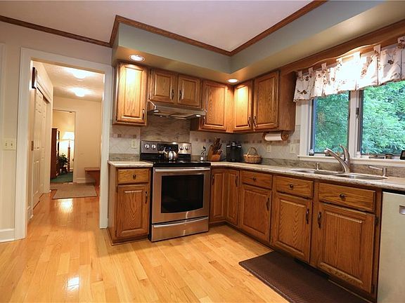 4th image of 8 Cedarwood Dr