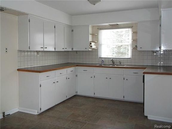 5th image of 22433 Laukel St