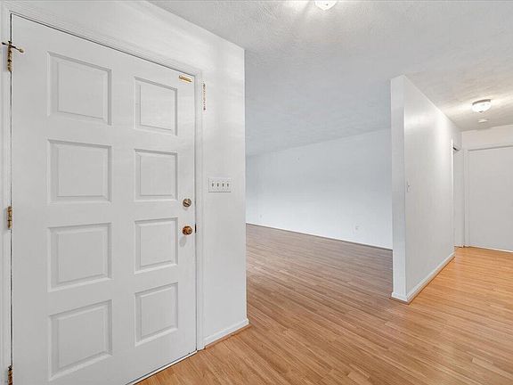5th image of 674 Azalea Rd