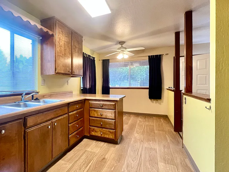 915 Clover Dr — Photo 3