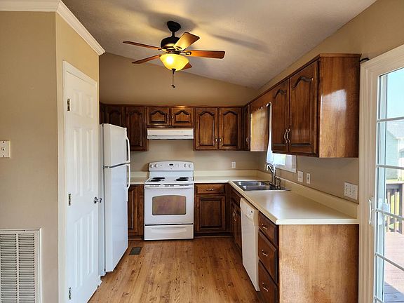 4th image of 3255 Lindenwood Dr