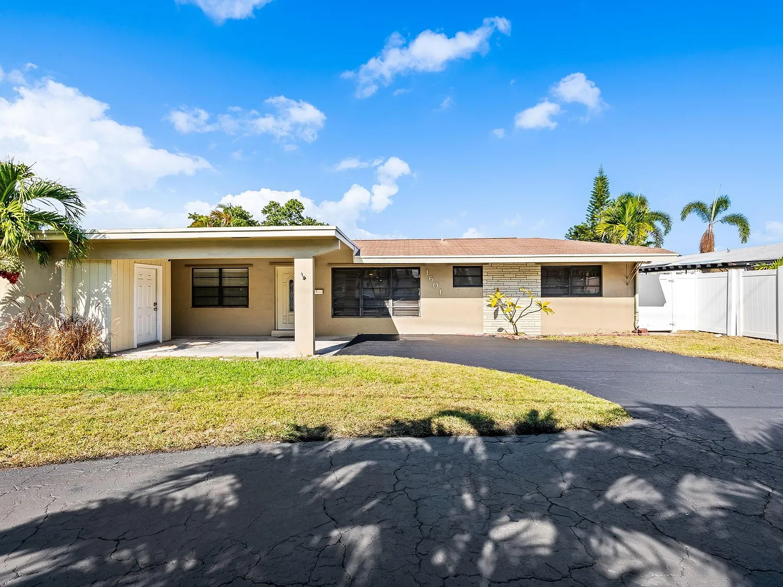 3 bed, 2.0 bath, 1875 sqft, $6,125 — Photo 2