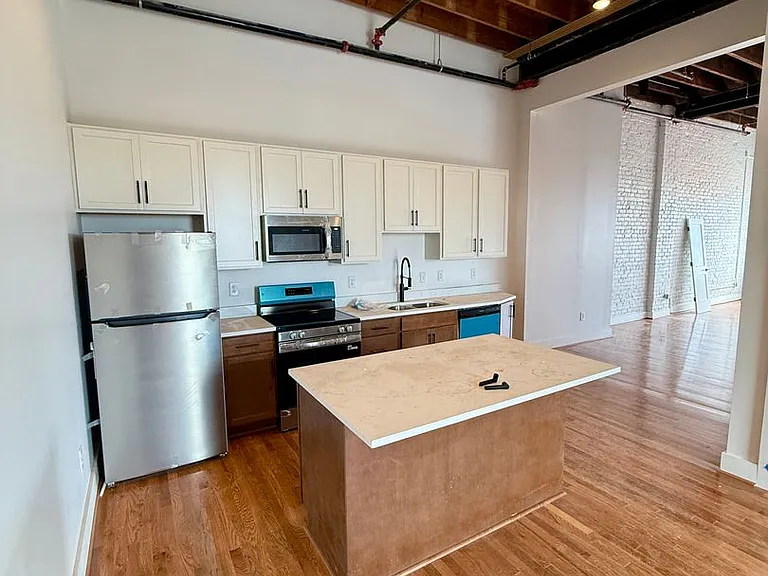 2033 W Broad St — Photo 28