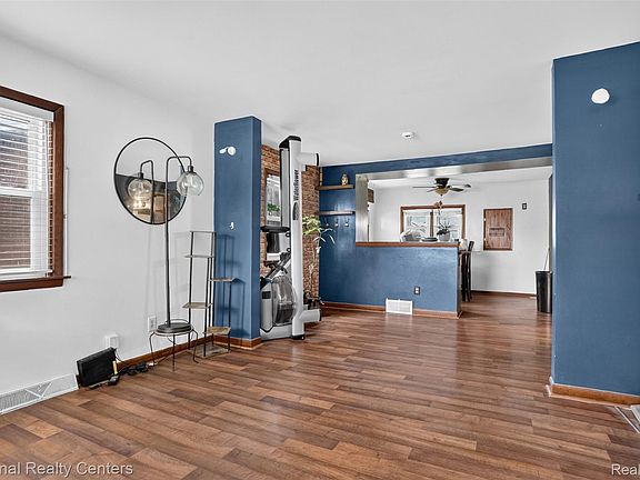 3rd image of 15252 Drysdale St