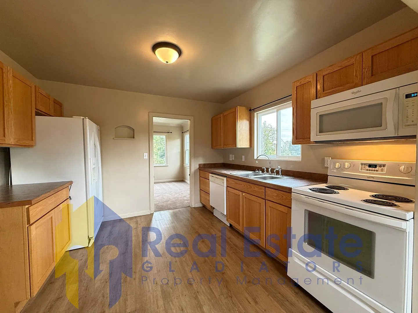 Large Farmhouse on Expansive Private Property Stanwood, WA — Photo 4