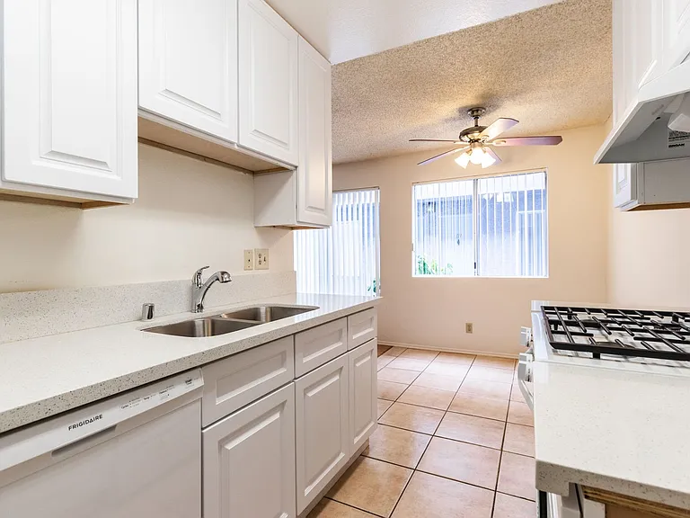 10845 Camarillo St — Photo 28