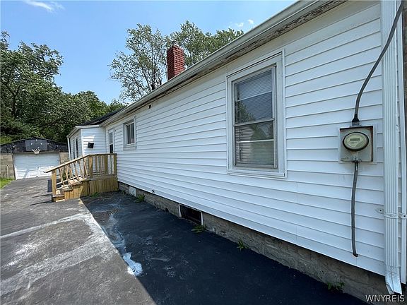 3rd image of 959 Erie Ave