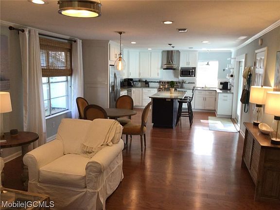 2nd image of 801 Irving Pl