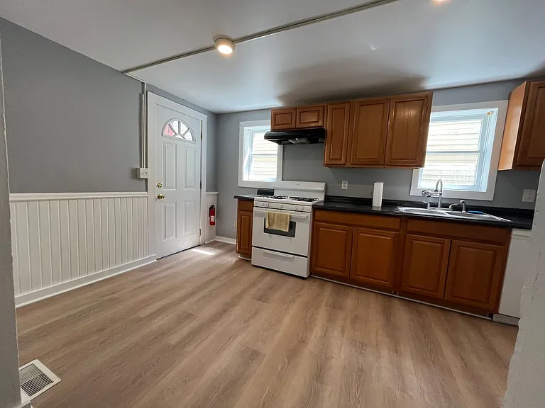 510 N Albany St — Photo 9