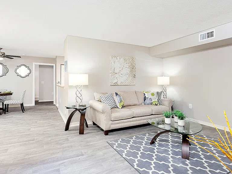 Club Lake Pointe Apartments — Photo 11