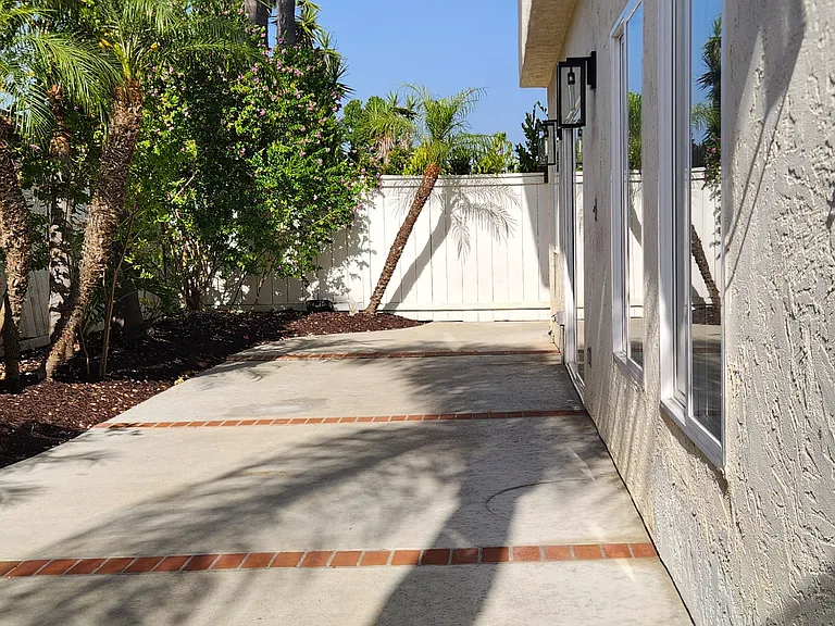 2246 Levante St — Photo 38