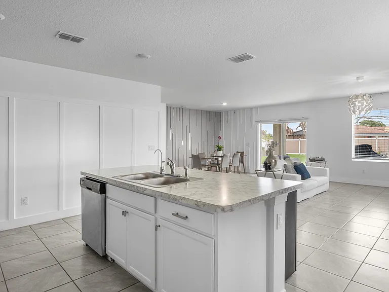 502 NW Kingston St — Photo 8