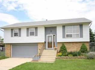 904 E Streamwood Blvd, Streamwood, IL 60107