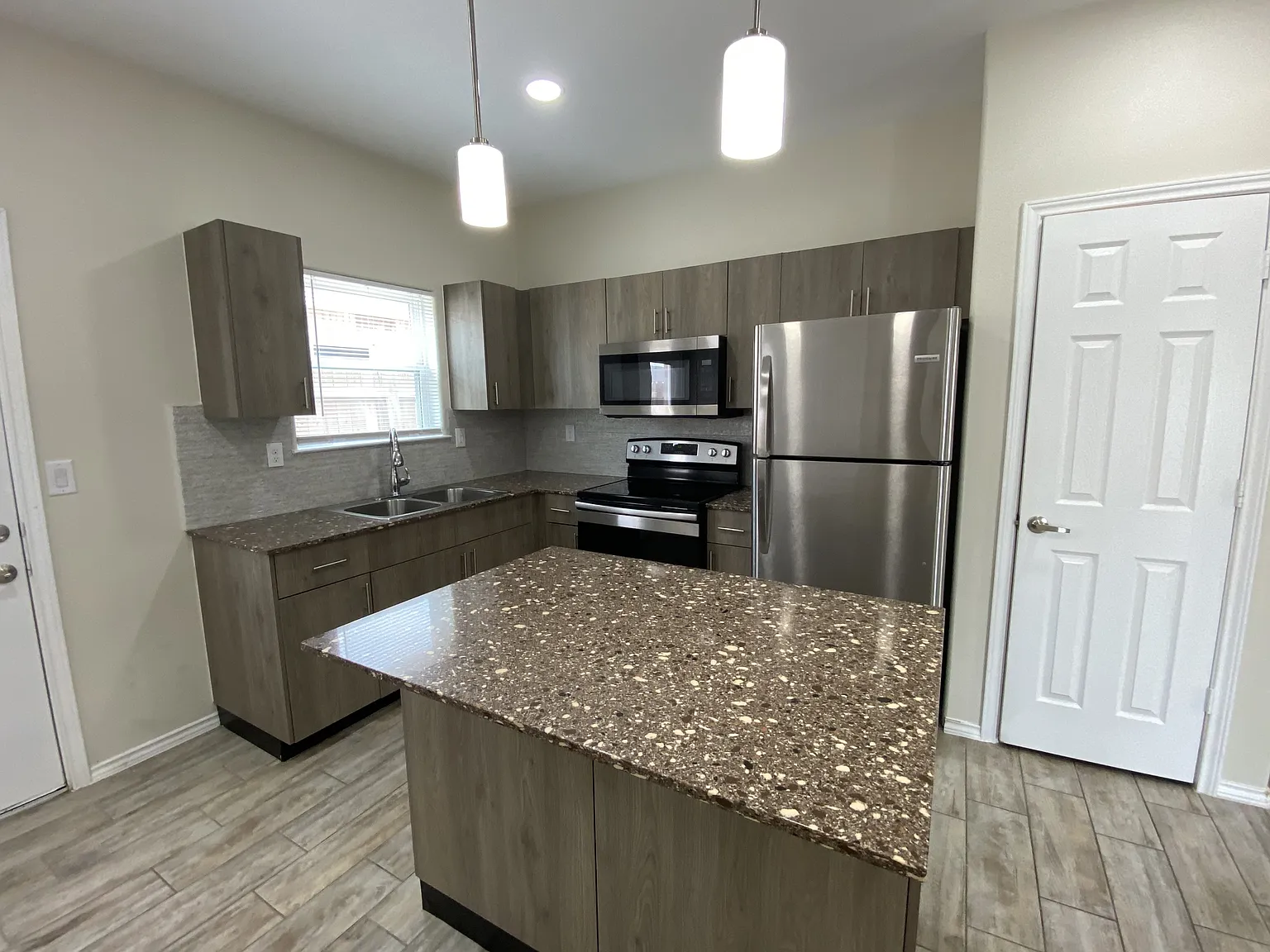 Hiawatha Apartments - 4903-01 — Photo 3