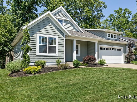 3rd image of 2640 Stockwood Dr NE