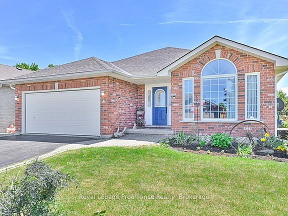 2nd image of 31 Hemlock Cres