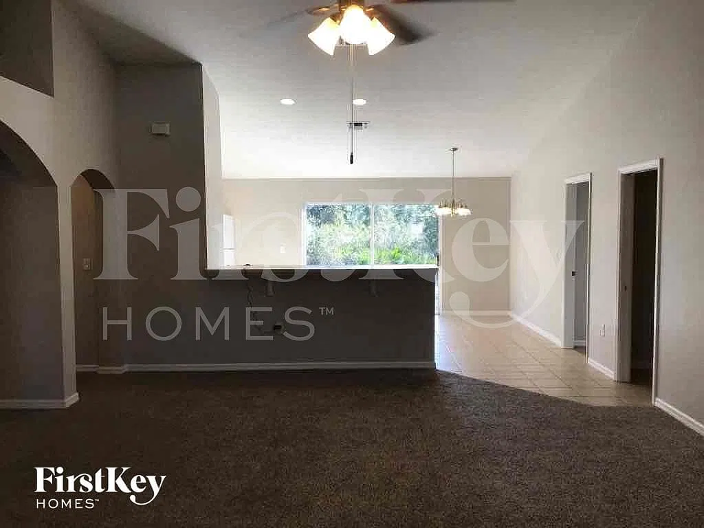 4 bed, 2.0 bath, 1772 sqft, $2,305 — Photo 3