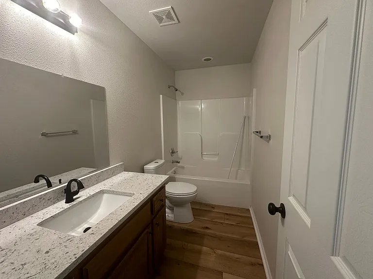 909 N El Paso Ave — Photo 6