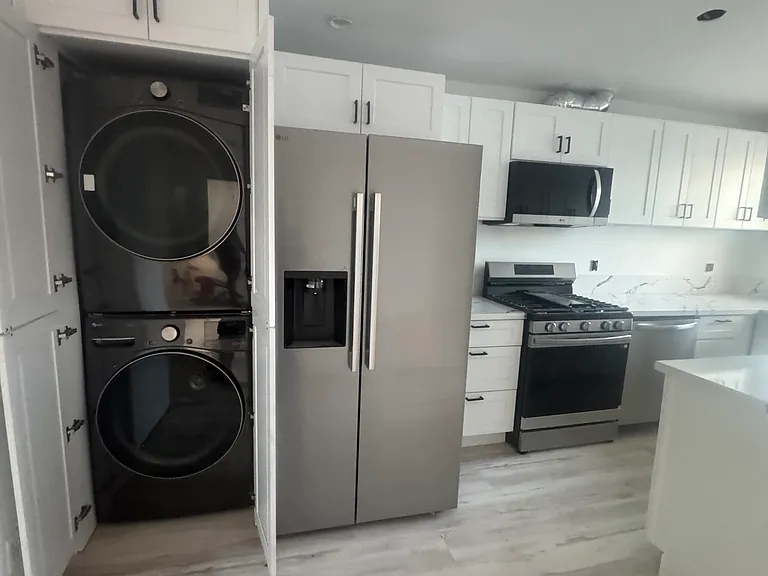 522-528 N Alexandria Ave — Photo 6