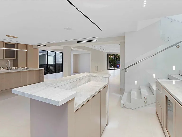 330 SW 19th Rd — Photo 17