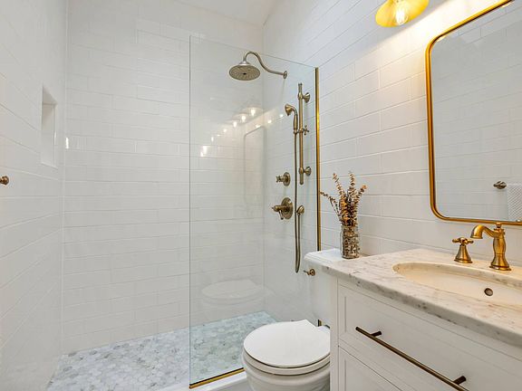 5th image of 356 Oakleigh Ave Unit 10
