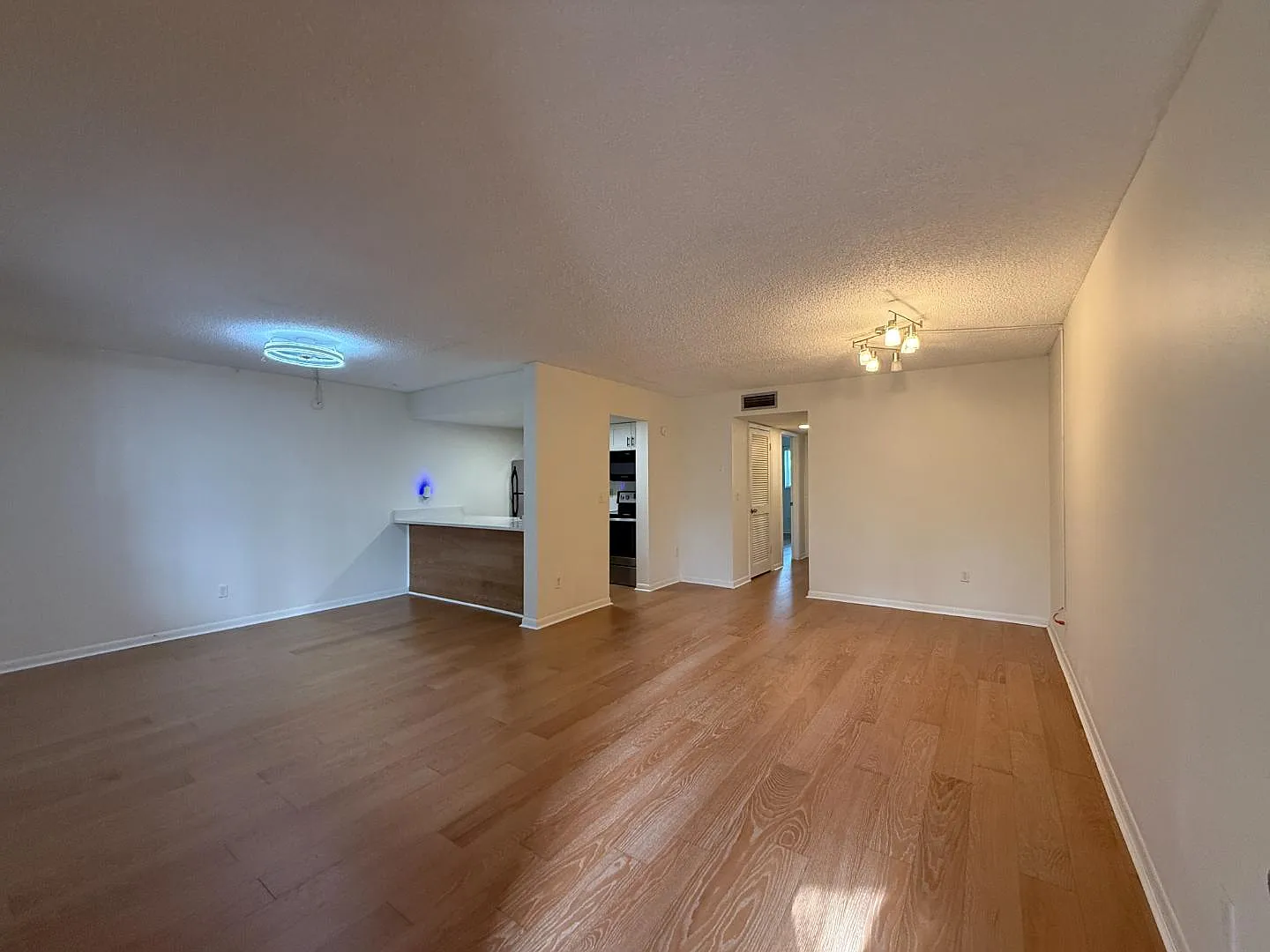 2525 W Bay Dr - 2525 W Bay A25 — Photo 4