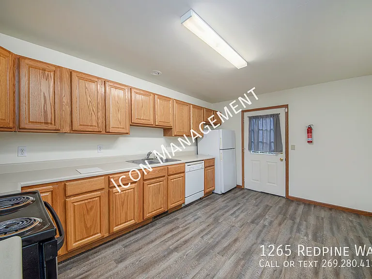 1265 Redpine Way — Photo 2
