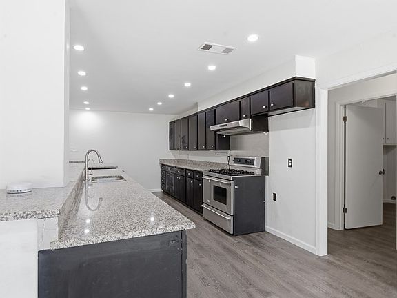 4th image of 3 Cambridge Ct