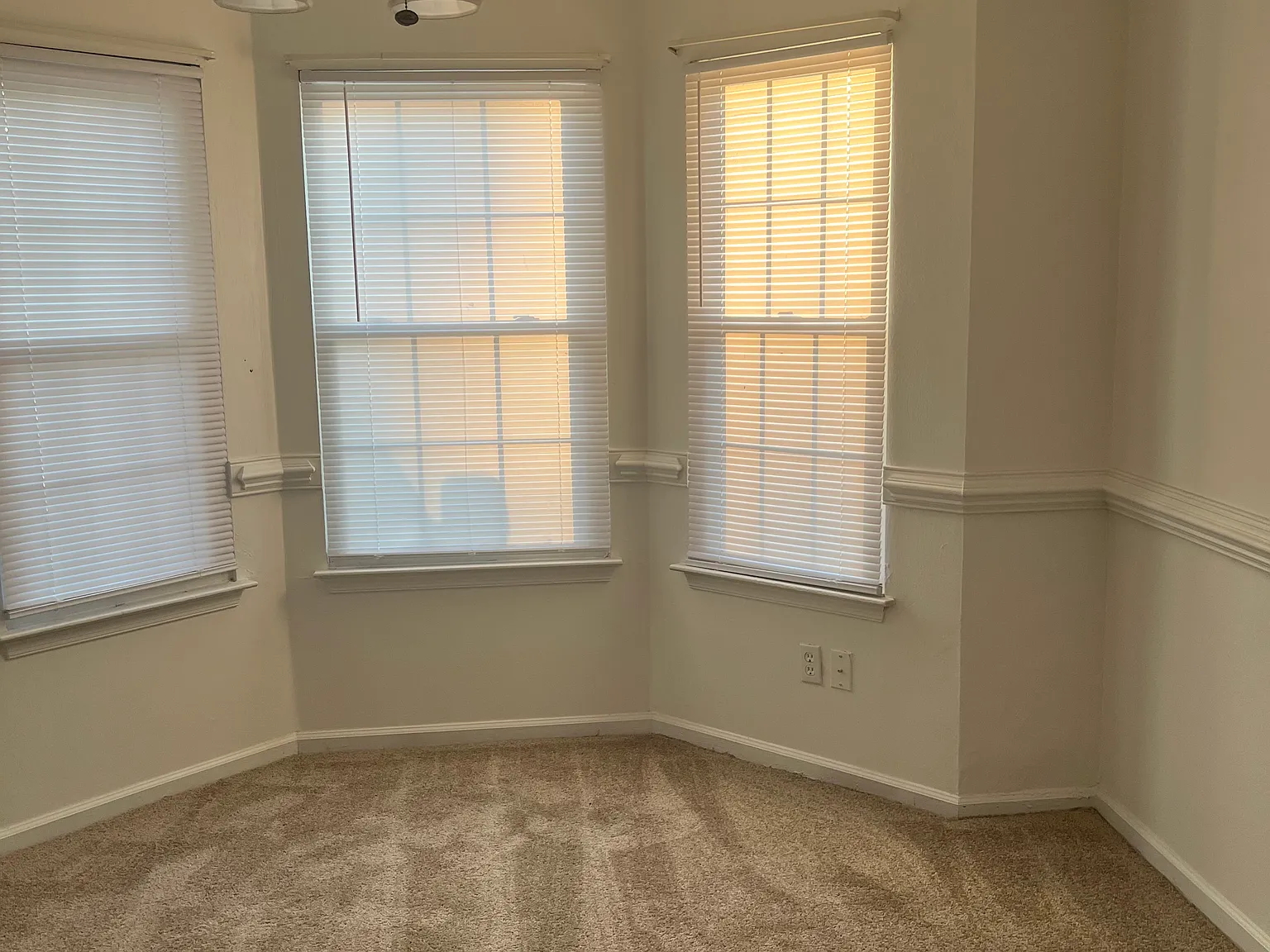 3 bed, 2.5 bath, 1396 sqft, $2,100 — Photo 2