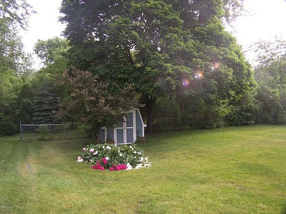 3rd image of 749 Parkway Dr NE