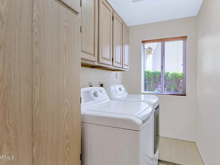 9013 W Kerry Ln — Photo 28