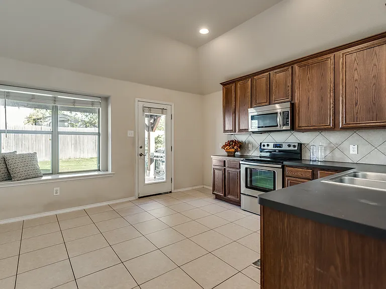 203 Cedar Creek Dr — Photo 8