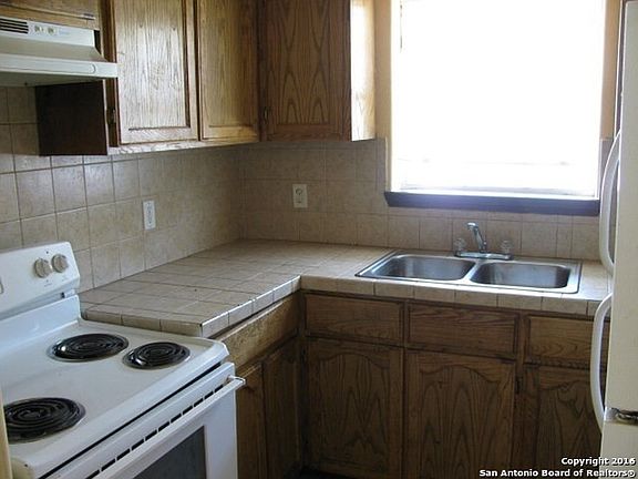 3rd image of 6605 Tallowood Cir