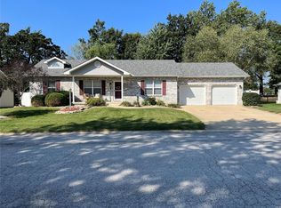 212 Lakewood Dr, Brighton, IL 62012