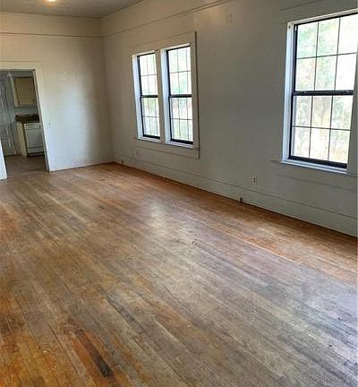 3rd image of 901 Avenue E