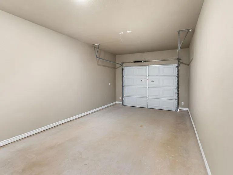 408 W Avenue C — Photo 26