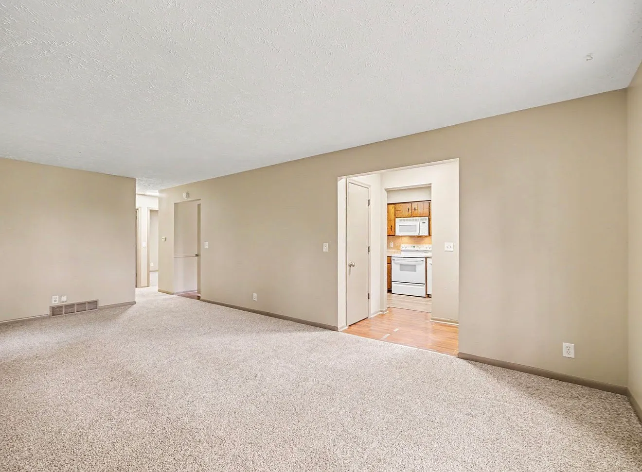 3 bed, 1428 sqft, $2,100 — Photo 4