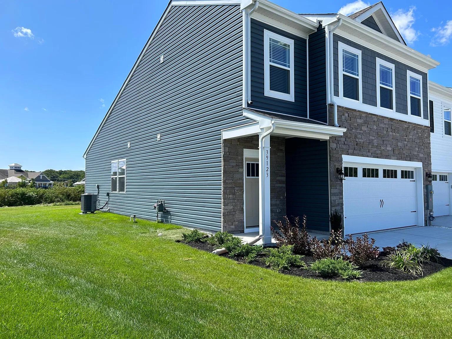 3 bed, 2.5 bath, 1700 sqft, $2,450 — Photo 2