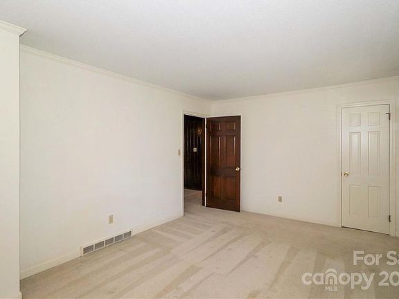 4th image of 2408 E Broad St