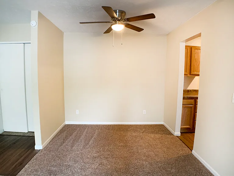Crown Crossing Apartments — Photo 33