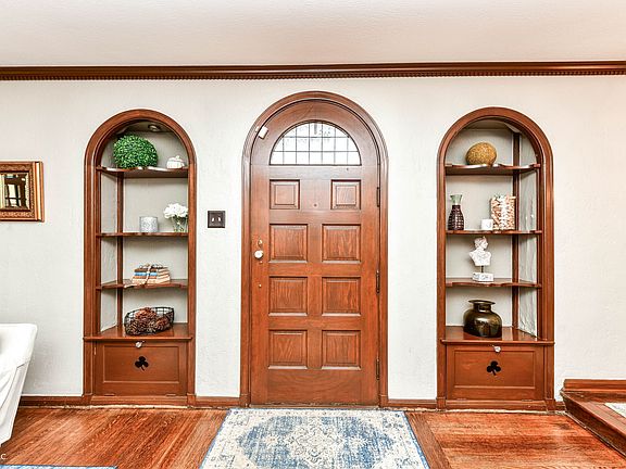 3rd image of 5683 Winthrop Ave