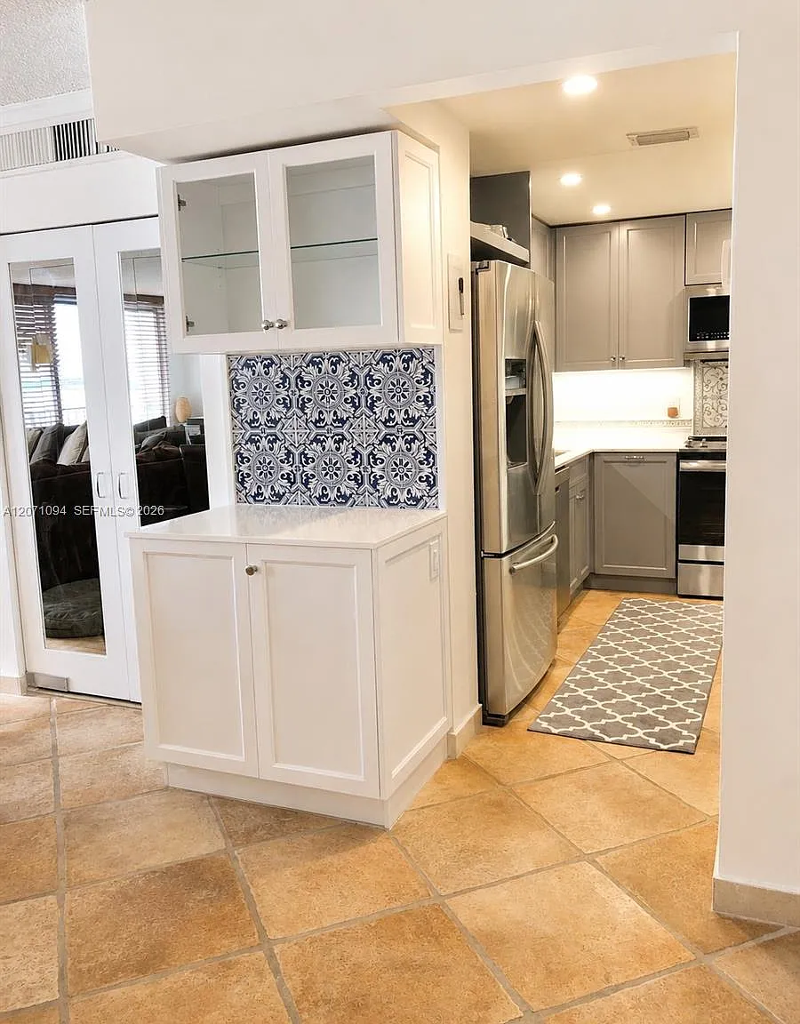 South Bay Club Condo — Photo 3