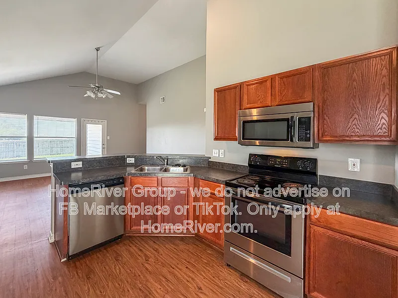 3 bed, 2.0 bath, 1626 sqft, $1,745 — Photo 3