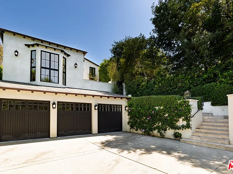 1001 Hanover Dr — Photo 2
