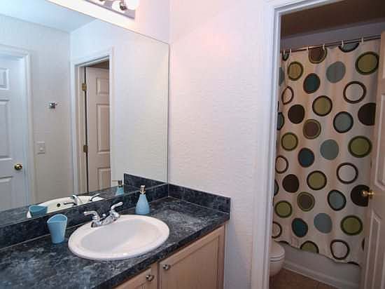 HR5P284G-Bathroom-Ensuite-2